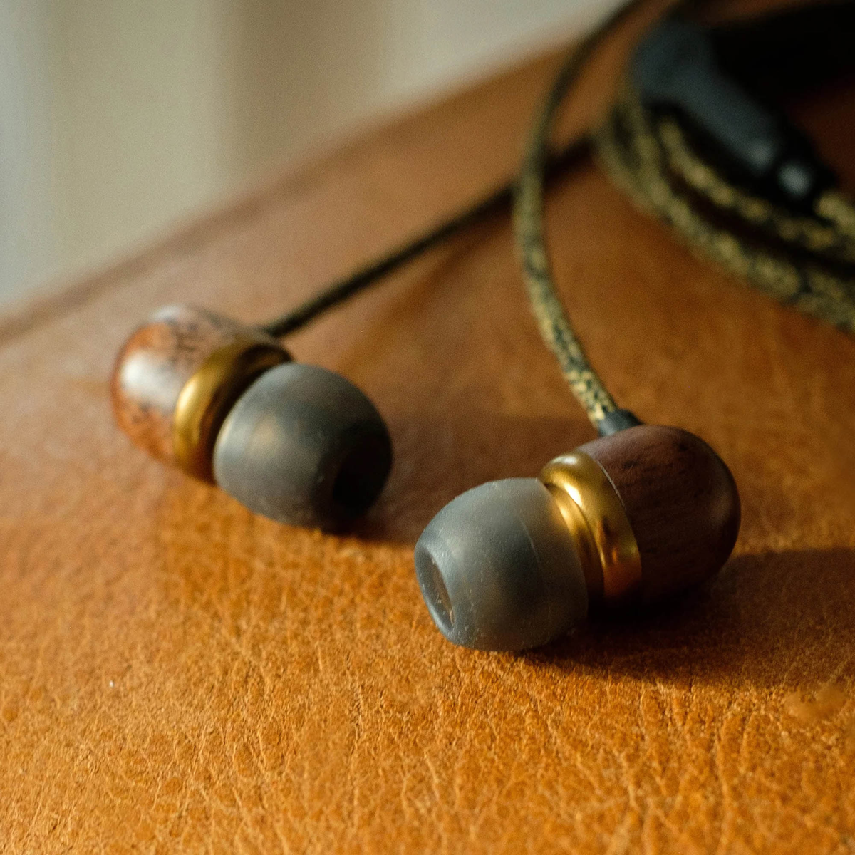 <p>The House of Marley Smile Jamaica USB-C earbuds deliver clear, powerful sound with plug-and-play convenience, a tangle-resistant cable, in-line mic, and sustainably crafted materials for reliable everyday listening.</p>