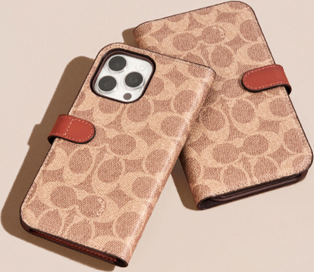Crafted with Coach’s signature canvas, the Coach Signature C Folio Case holds the absolute essentials with its sleek design and three credit card slots.